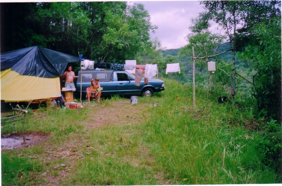 Acampamento e carro no terreno do Recanto